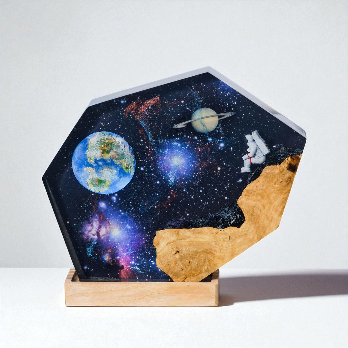 Sci-Fi Astronaut Saturn Planet Resin Wood Lamp - Unique Geek Gift