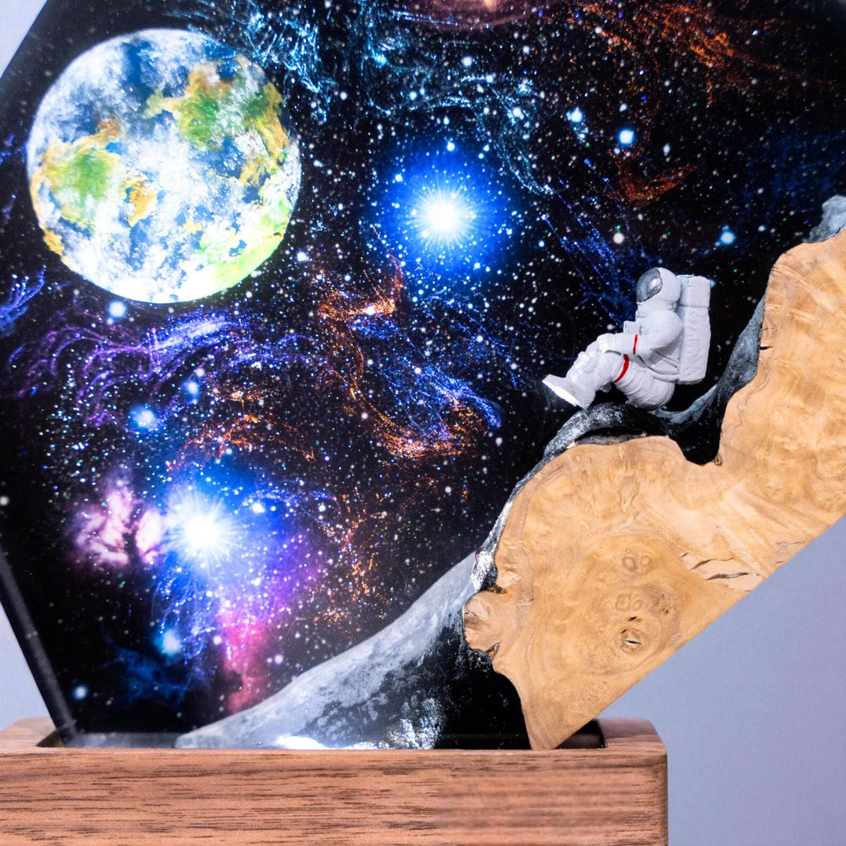 Sci-Fi Astronaut Saturn Planet Resin Wood Lamp - Unique Geek Gift